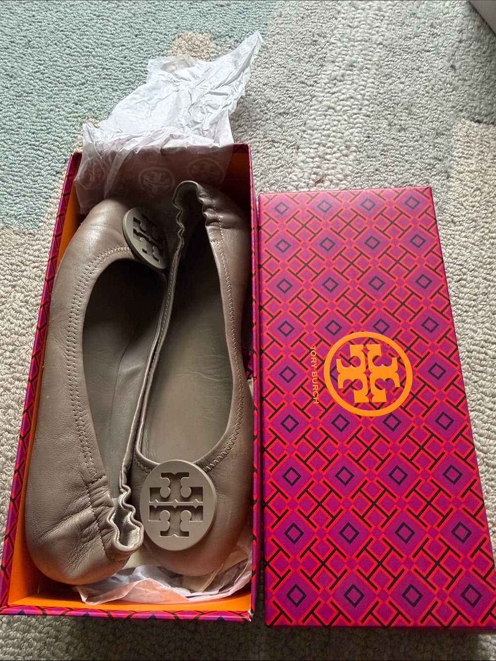 Tory Burch Minnie travel ballet with logo French Gray